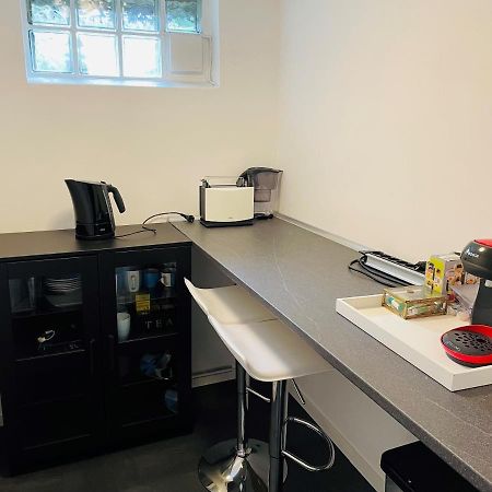 Souterrain Zimmer Mit Separatem Eingang Und Bad Düsseldorf Exterior foto