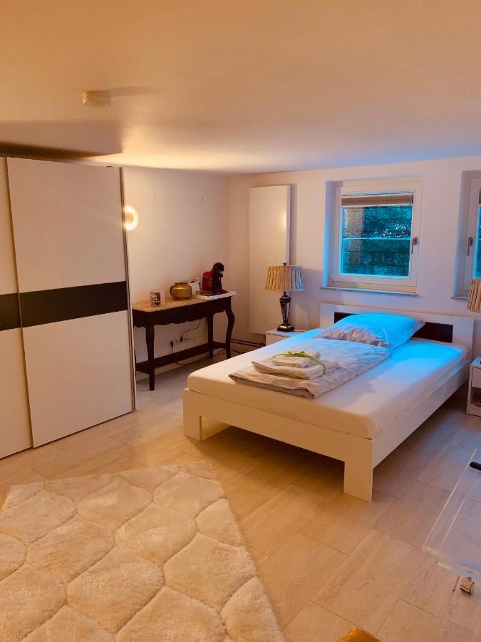 Souterrain Zimmer Mit Separatem Eingang Und Bad Düsseldorf Exterior foto