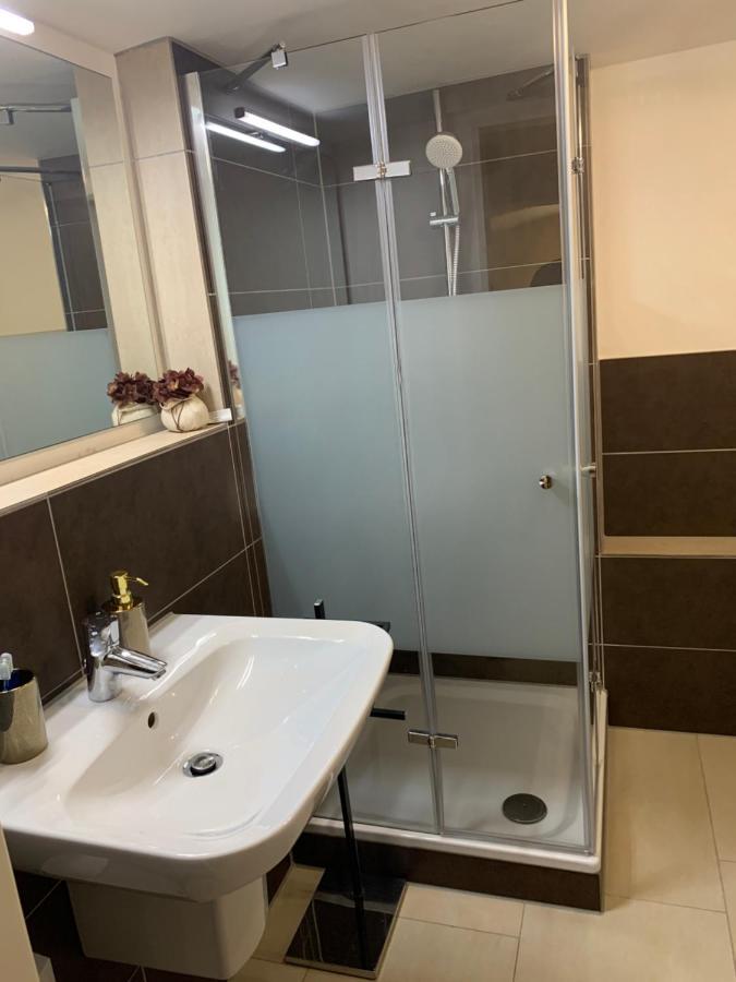 Souterrain Zimmer Mit Separatem Eingang Und Bad Düsseldorf Exterior foto
